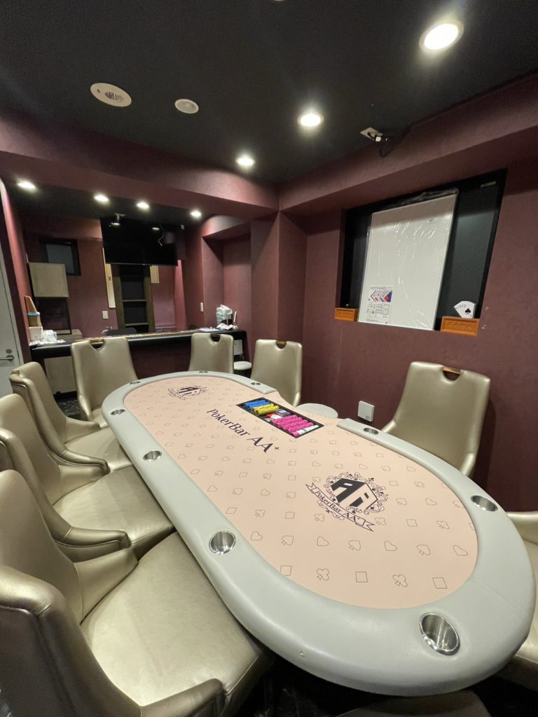 新小岩のポーカーバーPOKER BAR AAの店内（1卓のアットホームな空間）
