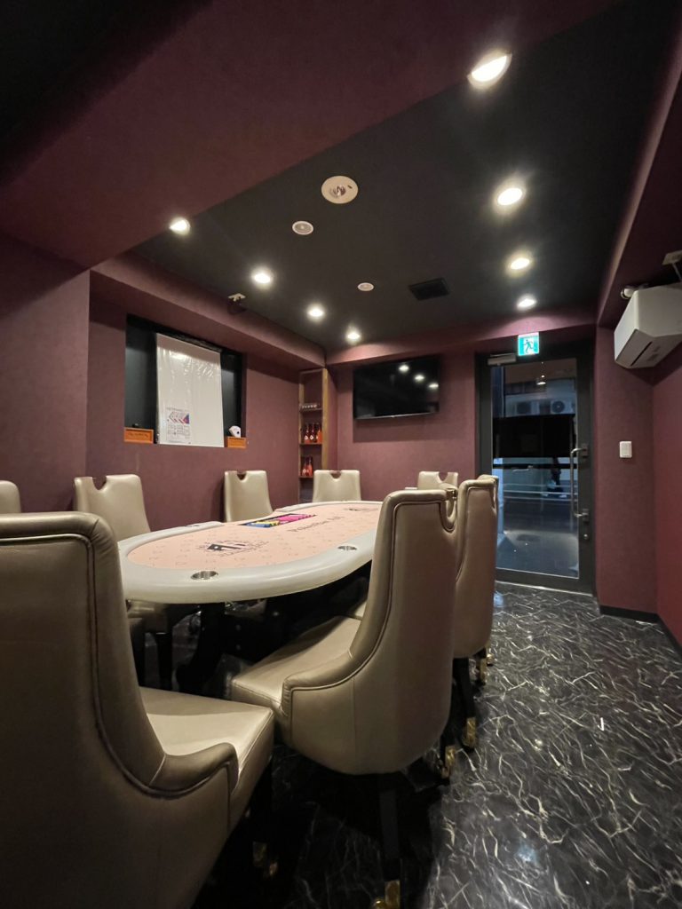 新小岩のポーカーバーPOKER BAR AAの店内（1卓のアットホームな空間）