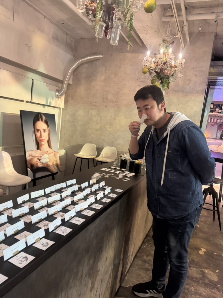 香水の香りを楽しめる西麻布のバー 店内空間