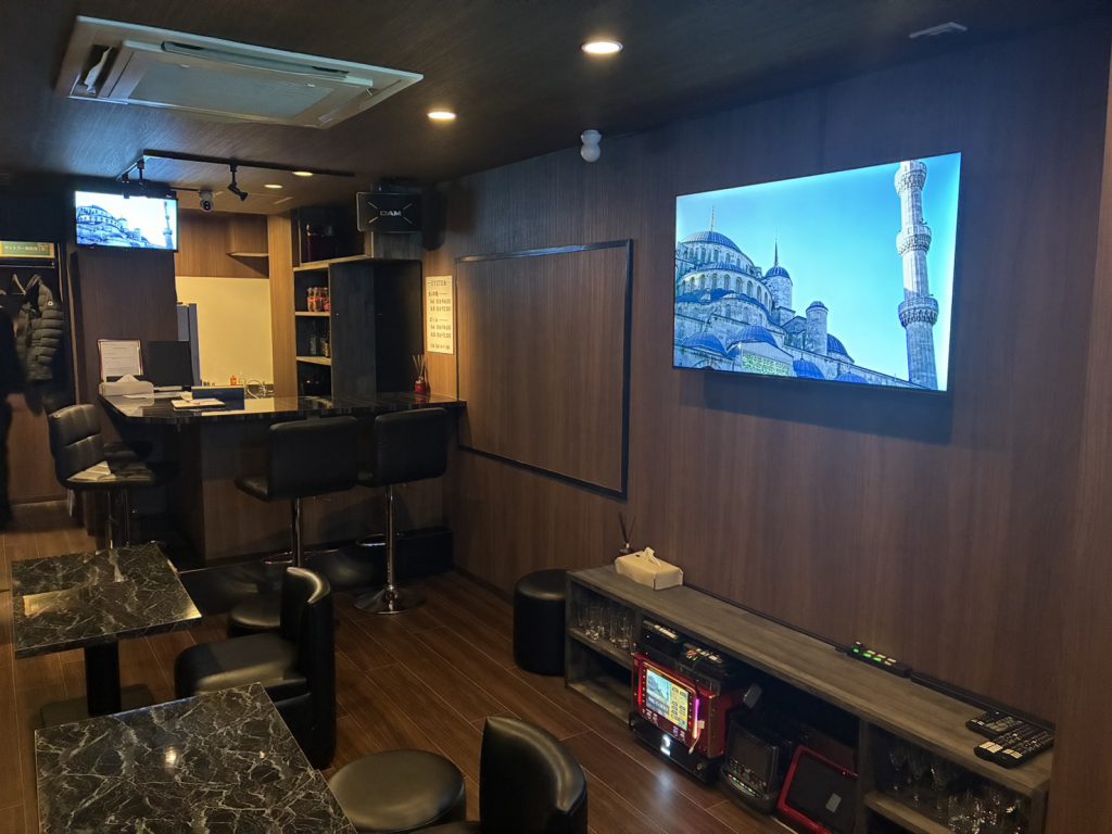 人形町のスナック小町のカウンター席｜風俗営業許可に対応した店内レイアウト