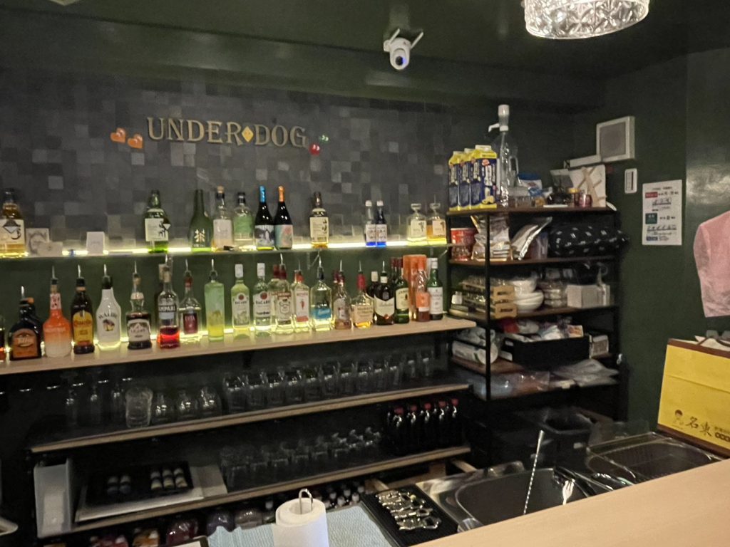 UNDER DOGのカウンター