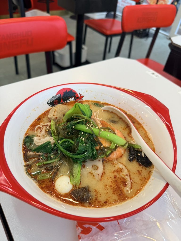 高田馬場の麻辣湯専門店「湯火攻夫」の麻辣湯。新鮮な具材がたっぷり入り、山椒のスパイスが効いた一杯