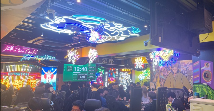 OJARUMARUポーカーの店内　客で賑わう