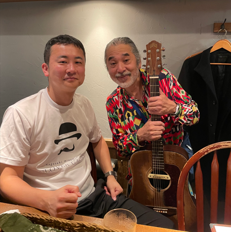 那覇のBARで弾き語り