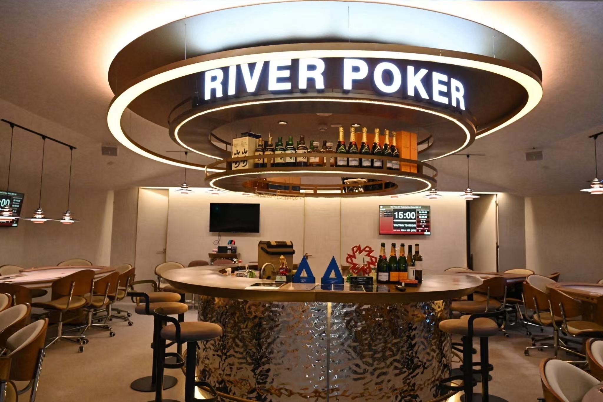 ダイヤモンド型の特殊空間が印象的｜麻布十番「River Poker」様の風俗営業許可事例
