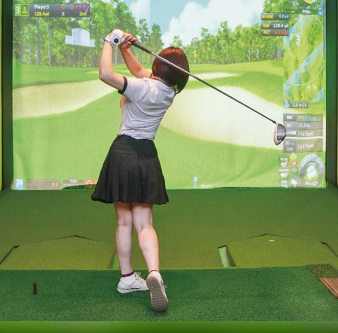 本格的なシミュレーションゴルフ設備を完備。ゴルフ好きのお客様からも人気のブースです。