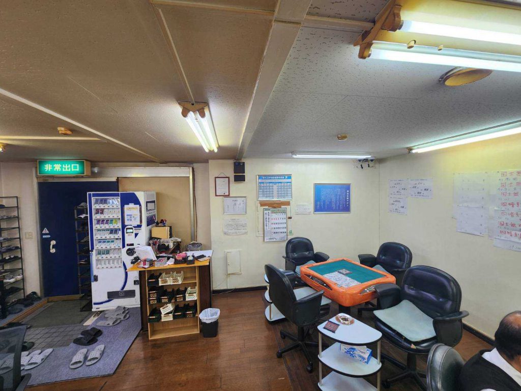 営業中の店内の様子。地域のお客様で賑わう麻雀太陽様。