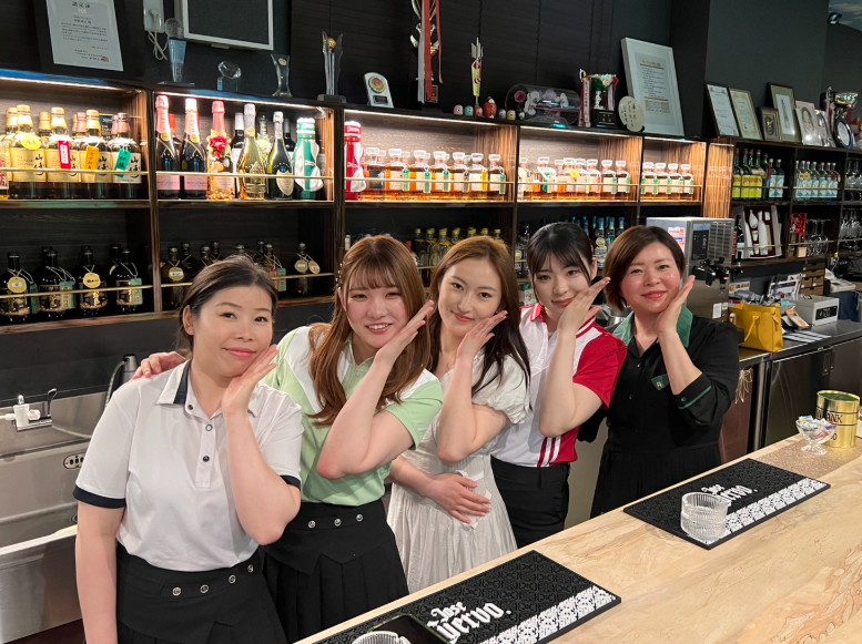 明るく親しみやすいスタッフの皆様。ゴルフと会話、お酒を楽しめる空間づくりを大切にされています。