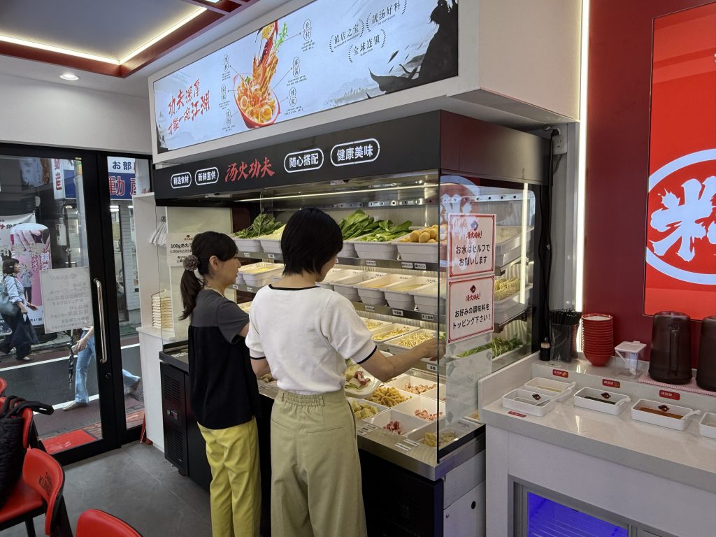 湯火功夫(トウカコウフ)旗の台店の試食会で、具材を選ぶ行政書士法人ARUTOのスタッフ