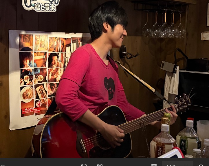 ギターの生演奏に合わせて店内が一体に。音楽を通じて自然と会話が生まれるのも、このお店の魅力です。