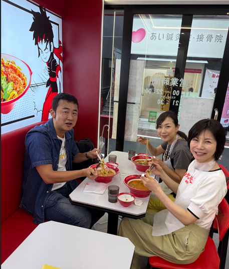 湯火功夫(トウカコウフ)旗の台店の試食会でマーラータンを味わう行政書士法人ARUTOのスタッフ