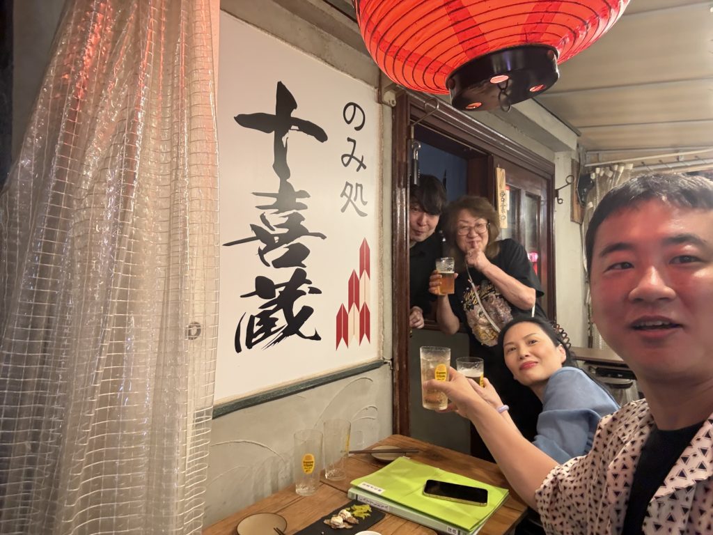 赤羽の系列居酒屋のみ処十喜蔵で、お客様や店舗スタッフと撮影した集合写真