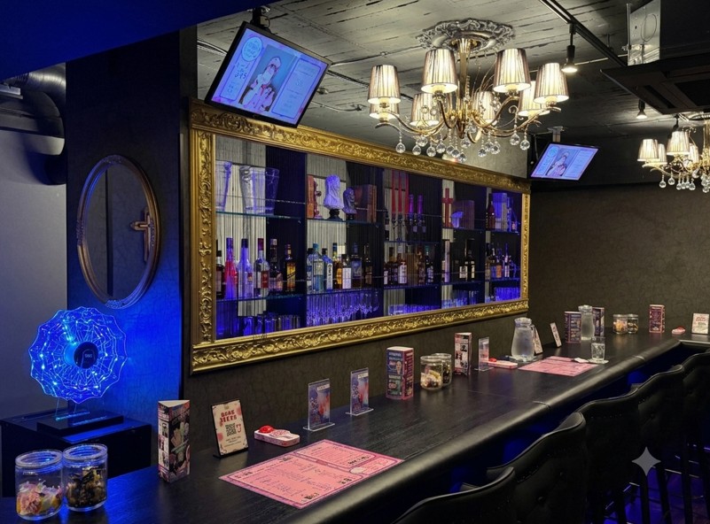 シャンデリアと青い間接照明がある恵比寿OSHI HOLICの店内