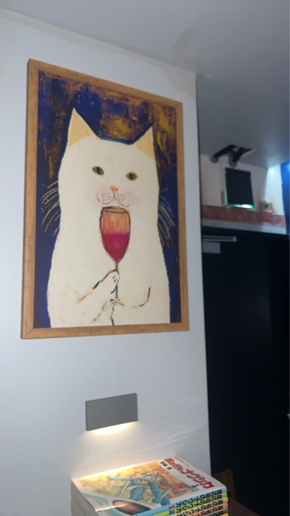 BAR ZOO店内に飾られた猫のアート。恵比寿の隠れ家バーらしい落ち着いた雰囲気を演出するインテリア。