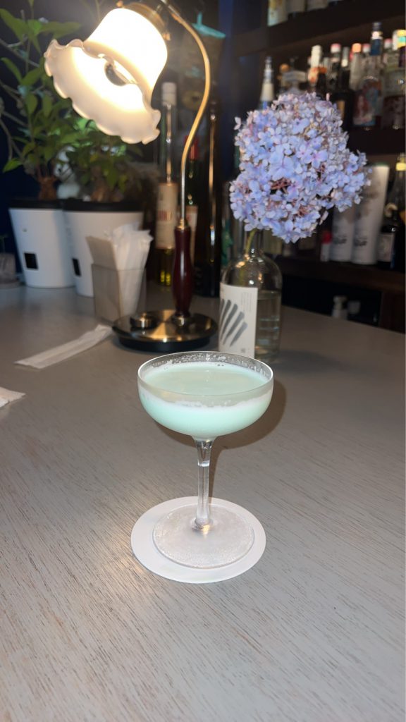 恵比寿の隠れ家バー「BAR ZOO」で提供されたミントのカクテル