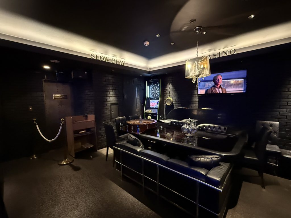 六本木SLOW PLAYのソファ席とダーツ、ルーレットが設置された店内