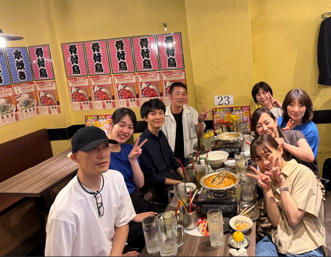 とりいちず目黒店で開催した行政書士法人ARUTOスタッフ歓迎会の様子。テーブルを囲んで食事を楽しむ参加者たち。