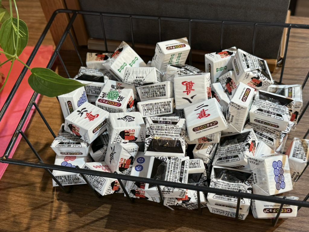 jouer mahjong salon渋谷店に置かれた麻雀牌デザインのチロルチョコ