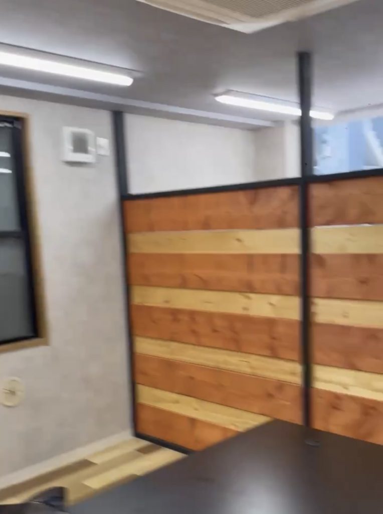 jouer mahjong salon渋谷店の改装前に不動産会社の事務所として使われていた店内