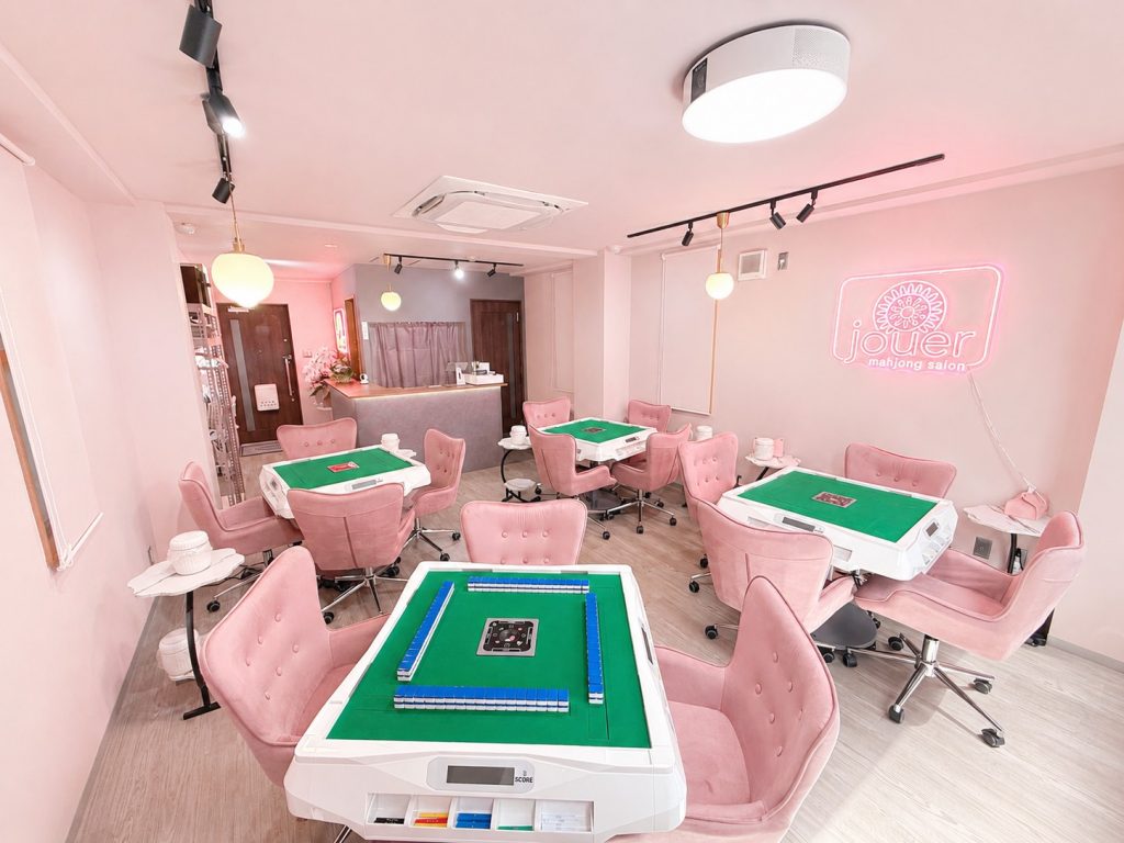 渋谷の女性向け麻雀店jouer mahjong salonのピンクを基調とした店内